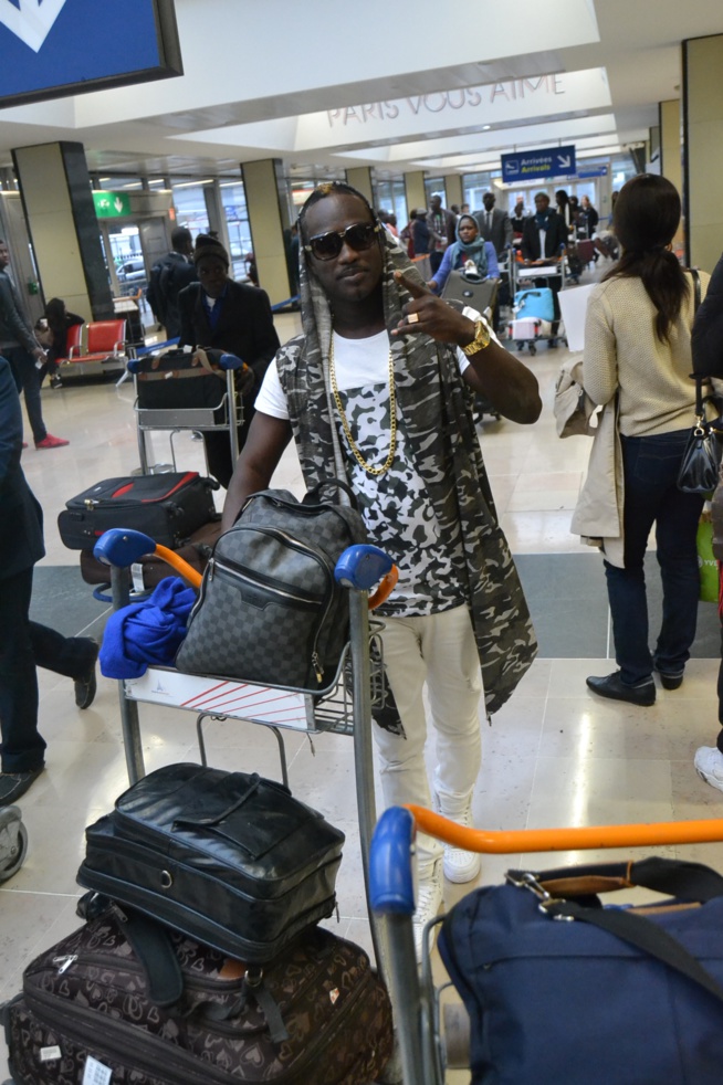 Les premières images de l'arrivé de Titi , Salam Diallo, Dess Major et les musiciens à l'aéroport d'Orly.
