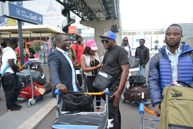 Les premières images de l'arrivé de Titi , Salam Diallo, Dess Major et les musiciens à l'aéroport d'Orly.