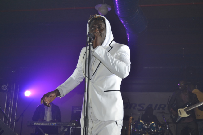 ST SYLVESTRE: Papa Ndiaye Thiopet met le feu devant les 2000 places du Palais des Congrés de Montreuil.