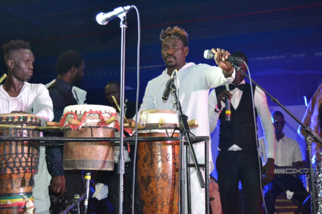ST SYLVESTRE: Papa Ndiaye Thiopet met le feu devant les 2000 places du Palais des Congrés de Montreuil.