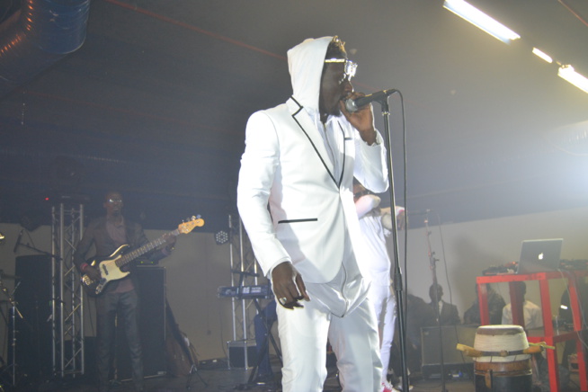 ST SYLVESTRE: Papa Ndiaye Thiopet met le feu devant les 2000 places du Palais des Congrés de Montreuil.