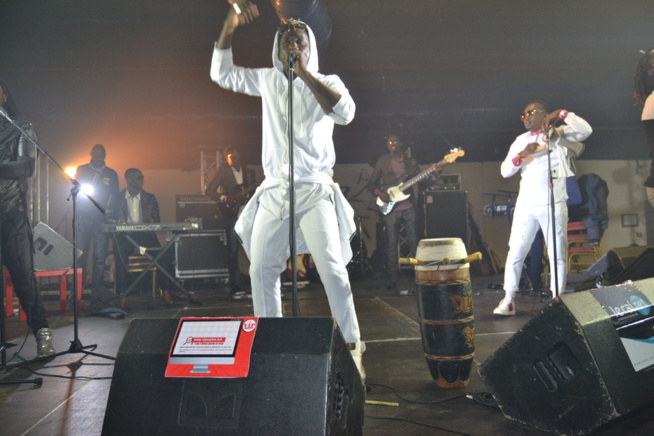 ST SYLVESTRE: Papa Ndiaye Thiopet met le feu devant les 2000 places du Palais des Congrés de Montreuil.