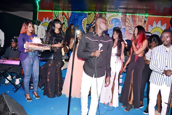 OSEZ RÉVEZ:Dernière soirée avant le 10 Mars au Grand Theatre, Pape Diouf distribue 500 puces EXPRESSO au Saraba. OSEZ RÉVEZ:Dernière soirée avant le 10 Mars au Grand Theatre, Pape Diouf distribue 500 puces EXPRESSO au Saraba.