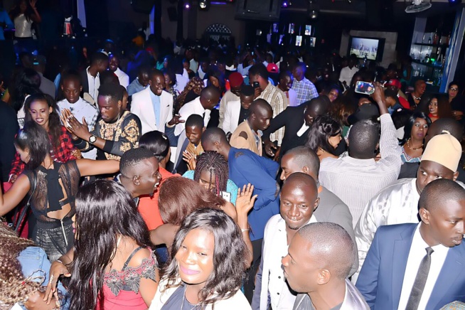 OSEZ RÉVEZ:Dernière soirée avant le 10 Mars au Grand Theatre, Pape Diouf distribue 500 puces EXPRESSO au Saraba. OSEZ RÉVEZ:Dernière soirée avant le 10 Mars au Grand Theatre, Pape Diouf distribue 500 puces EXPRESSO au Saraba.