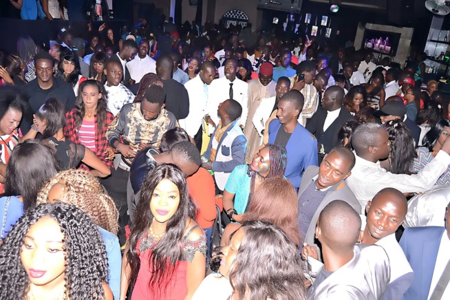 OSEZ RÉVEZ:Dernière soirée avant le 10 Mars au Grand Theatre, Pape Diouf distribue 500 puces EXPRESSO au Saraba. OSEZ RÉVEZ:Dernière soirée avant le 10 Mars au Grand Theatre, Pape Diouf distribue 500 puces EXPRESSO au Saraba.