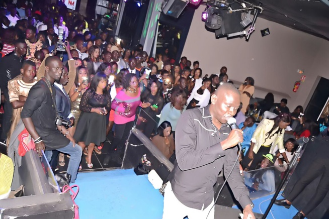 OSEZ RÉVEZ:Dernière soirée avant le 10 Mars au Grand Theatre, Pape Diouf distribue 500 puces EXPRESSO au Saraba. OSEZ RÉVEZ:Dernière soirée avant le 10 Mars au Grand Theatre, Pape Diouf distribue 500 puces EXPRESSO au Saraba.