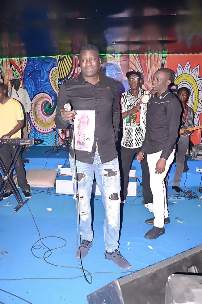 OSEZ RÉVEZ:Dernière soirée avant le 10 Mars au Grand Theatre, Pape Diouf distribue 500 puces EXPRESSO au Saraba. OSEZ RÉVEZ:Dernière soirée avant le 10 Mars au Grand Theatre, Pape Diouf distribue 500 puces EXPRESSO au Saraba.