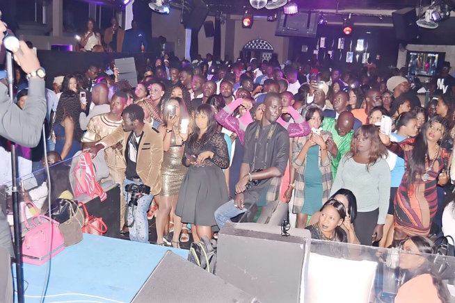 OSEZ RÉVEZ:Dernière soirée avant le 10 Mars au Grand Theatre, Pape Diouf distribue 500 puces EXPRESSO au Saraba. OSEZ RÉVEZ:Dernière soirée avant le 10 Mars au Grand Theatre, Pape Diouf distribue 500 puces EXPRESSO au Saraba.