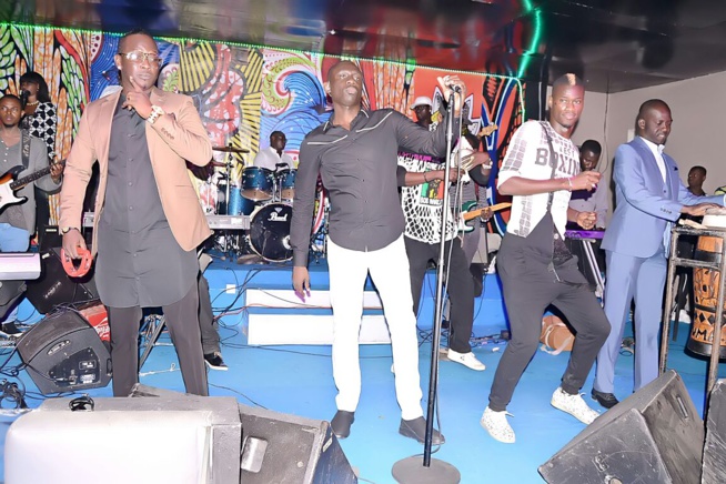 OSEZ RÉVEZ:Dernière soirée avant le 10 Mars au Grand Theatre, Pape Diouf distribue 500 puces EXPRESSO au Saraba. OSEZ RÉVEZ:Dernière soirée avant le 10 Mars au Grand Theatre, Pape Diouf distribue 500 puces EXPRESSO au Saraba.