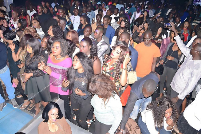 OSEZ RÉVEZ:Dernière soirée avant le 10 Mars au Grand Theatre, Pape Diouf distribue 500 puces EXPRESSO au Saraba. OSEZ RÉVEZ:Dernière soirée avant le 10 Mars au Grand Theatre, Pape Diouf distribue 500 puces EXPRESSO au Saraba.