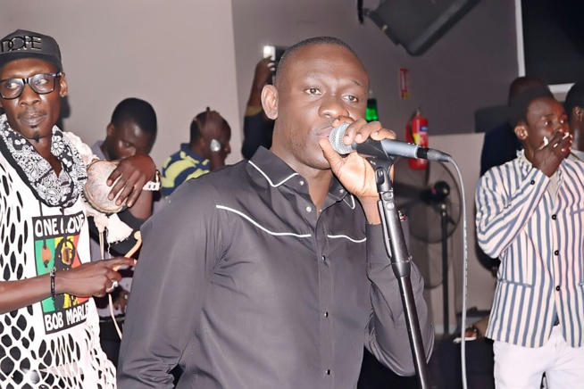 OSEZ RÉVEZ:Dernière soirée avant le 10 Mars au Grand Theatre, Pape Diouf distribue 500 puces EXPRESSO au Saraba. OSEZ RÉVEZ:Dernière soirée avant le 10 Mars au Grand Theatre, Pape Diouf distribue 500 puces EXPRESSO au Saraba.