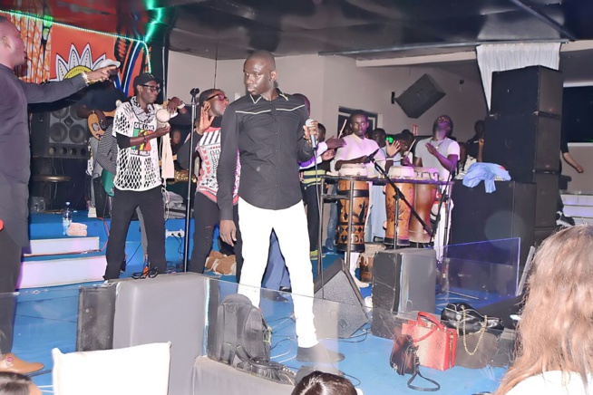 OSEZ RÉVEZ:Dernière soirée avant le 10 Mars au Grand Theatre, Pape Diouf distribue 500 puces EXPRESSO au Saraba. OSEZ RÉVEZ:Dernière soirée avant le 10 Mars au Grand Theatre, Pape Diouf distribue 500 puces EXPRESSO au Saraba.