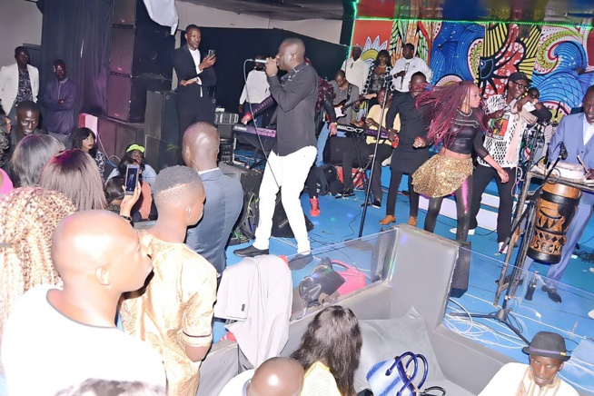 OSEZ RÉVEZ:Dernière soirée avant le 10 Mars au Grand Theatre, Pape Diouf distribue 500 puces EXPRESSO au Saraba. OSEZ RÉVEZ:Dernière soirée avant le 10 Mars au Grand Theatre, Pape Diouf distribue 500 puces EXPRESSO au Saraba.