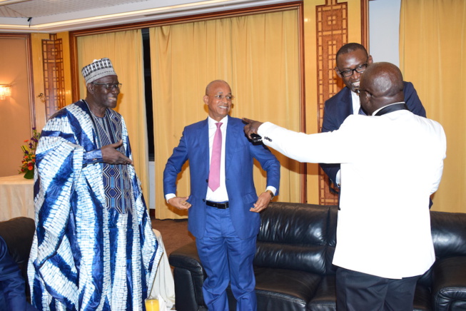 Dans les coulisses des CAURIS D'OR, Mbagnick Diop sympathise avec ses amis et invités. Dans les coulisses des CAURIS D'OR, Mbagnick Diop sympathise avec ses amis et invités.