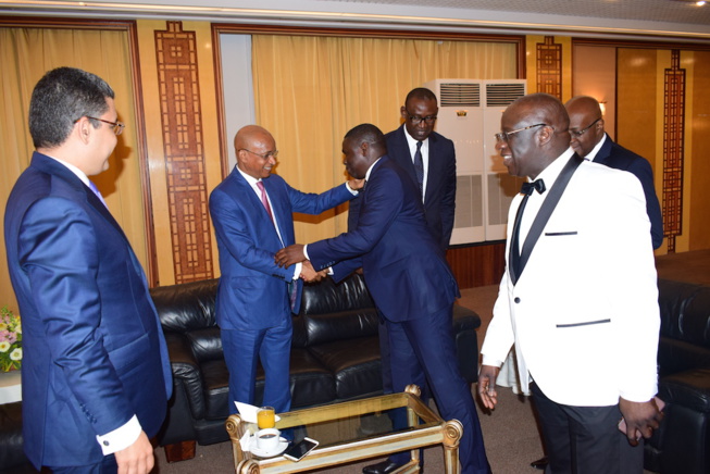 Dans les coulisses des CAURIS D'OR, Mbagnick Diop sympathise avec ses amis et invités. Dans les coulisses des CAURIS D'OR, Mbagnick Diop sympathise avec ses amis et invités.