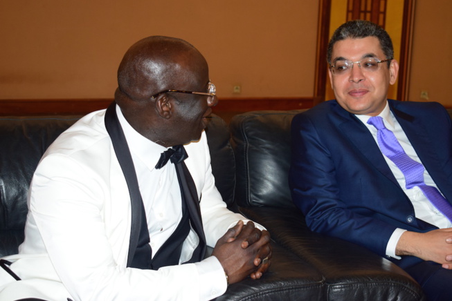 Dans les coulisses des CAURIS D'OR, Mbagnick Diop sympathise avec ses amis et invités. Dans les coulisses des CAURIS D'OR, Mbagnick Diop sympathise avec ses amis et invités.