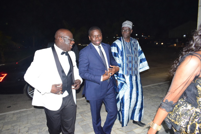 Dans les coulisses des CAURIS D'OR, Mbagnick Diop sympathise avec ses amis et invités. Dans les coulisses des CAURIS D'OR, Mbagnick Diop sympathise avec ses amis et invités.