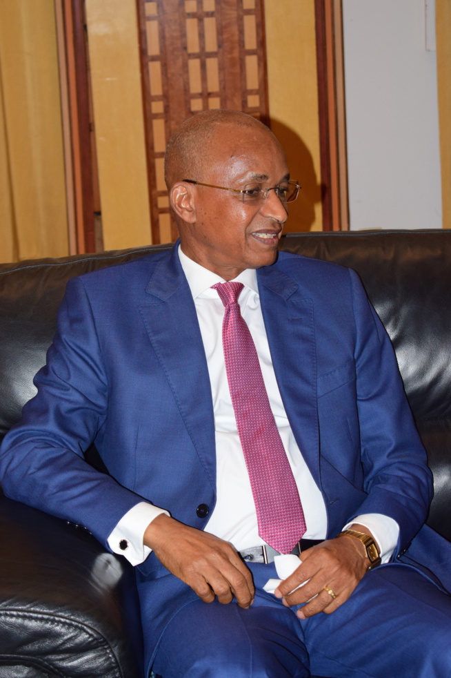 Dans les coulisses des CAURIS D'OR, Mbagnick Diop sympathise avec ses amis et invités. Dans les coulisses des CAURIS D'OR, Mbagnick Diop sympathise avec ses amis et invités.