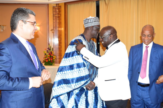 Dans les coulisses des CAURIS D'OR, Mbagnick Diop sympathise avec ses amis et invités. Dans les coulisses des CAURIS D'OR, Mbagnick Diop sympathise avec ses amis et invités.