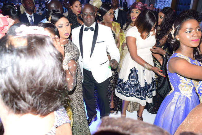 Pape Diouf fait danser le Président Mbagnick Diop à la plus prestigieuse soirée de gala de l'Afrique de l'ouest. Regardez