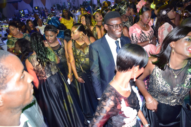 Pape Diouf fait danser le Président Mbagnick Diop à la plus prestigieuse soirée de gala de l'Afrique de l'ouest. Regardez