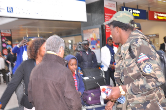 Arrivé de Waly Seck à l'aéroport Orly pour le concert du 22 avril au Dock Pullman