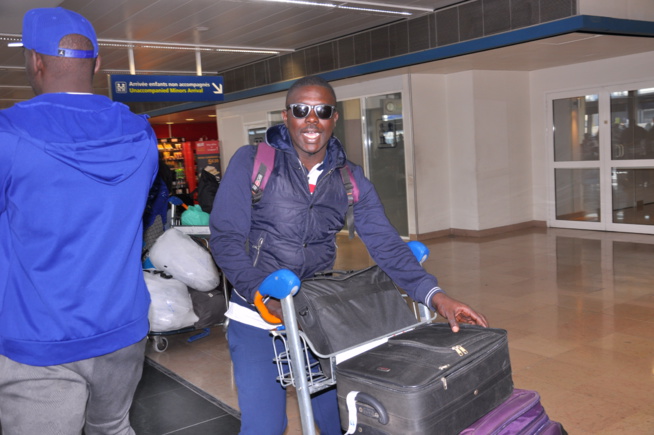 Arrivé de Waly Seck à l'aéroport Orly pour le concert du 22 avril au Dock Pullman