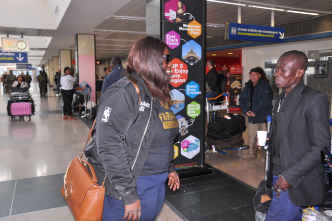 Arrivé de Waly Seck à l'aéroport Orly pour le concert du 22 avril au Dock Pullman