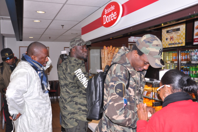 Arrivé de Waly Seck à l'aéroport Orly pour le concert du 22 avril au Dock Pullman