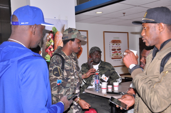 Arrivé de Waly Seck à l'aéroport Orly pour le concert du 22 avril au Dock Pullman