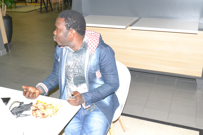 TANGE SHOW À PARIS: L'artiste comédien, Moussa Seck de la troupe "DIAKHEN" de Thies retrace son parcour durant 13 ans en Europe. REGARDEZ