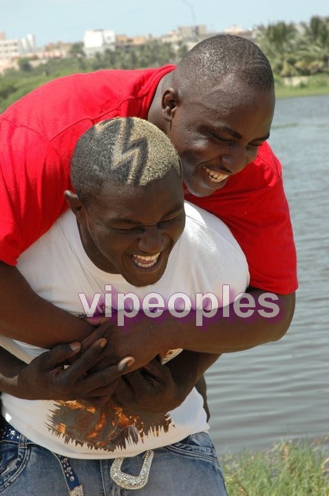 Balla Gueye 2 et Lac de Guierre jouent et font le beau Balla Gueye 2 et Lac de Guierre jouent et font le beau