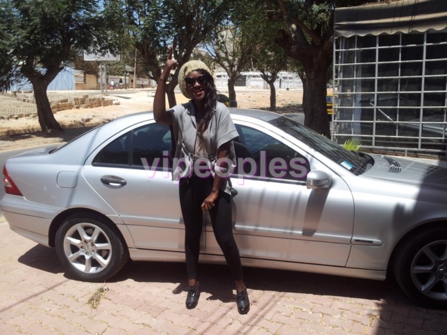 Gabrielle Goudiaby se la joue starlette devant sa voiture Gabrielle Goudiaby se la joue starlette devant sa voiture