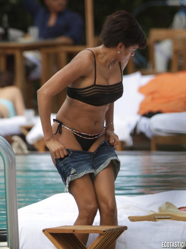 Insolite: Seins en l'air, la femme de Samuel Eto dévoile ses formes Insolite: Seins en l'air, la femme de Samuel Eto dévoile ses formes