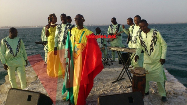 Pape Diouf met en valeur les couleurs nationales pour féter l'indépendance du Sénégal au Dock de Pullman le 04 avril à Paris