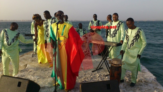 Pape Diouf met en valeur les couleurs nationales pour féter l'indépendance du Sénégal au Dock de Pullman le 04 avril à Paris