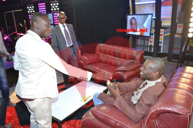 Images: Pape Cheikh reçoit Pape Diouf & la génération consciente dans Night Show. Regardez