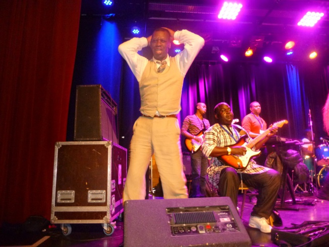 21 Images A guichet fermé: Pape Diouf démontre encore qu'il est le maître de la musique Sénégalaise actuellement en Europe