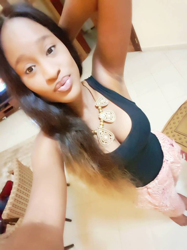 Esther Ndiaye en mode selfie.