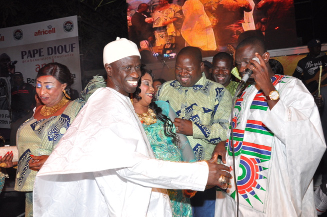 Pape Diouf mobilise plus de 18 000 fans dans le jardin de l'hotel Kairaba de la Gambie avec le Port Authority pour féter l'indépendance de la Gambie.