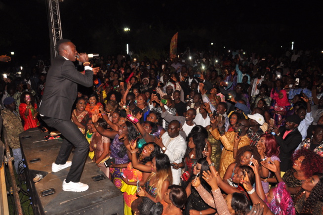 Pape Diouf mobilise plus de 18 000 fans dans le jardin de l'hotel Kairaba de la Gambie avec le Port Authority pour féter l'indépendance de la Gambie.