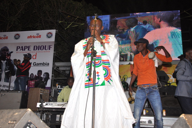 Pape Diouf mobilise plus de 18 000 fans dans le jardin de l'hotel Kairaba de la Gambie avec le Port Authority pour féter l'indépendance de la Gambie.