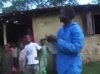 [VIDEO BUZZ] Un Africain remplit une bouteille d'eau avec sa bouche !!!