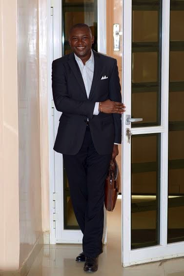 Fraîchement gradé Dr en Sciences politiques, Cheikh Omar Diallo dépose son cartable à Jeune Afrique Fraîchement gradé Dr en Sciences politiques, Cheikh Omar Diallo dépose son cartable à Jeune Afrique