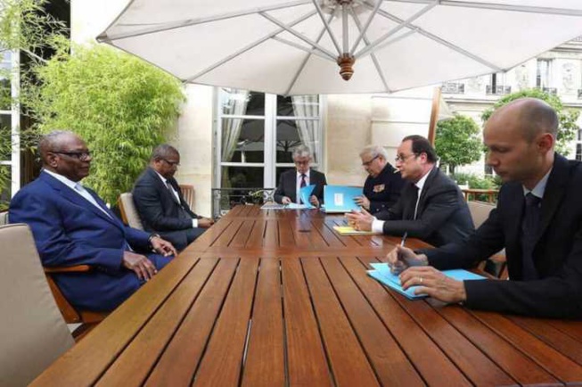 Le président malien à l’Elysée : L’image qui a choqué les Maliens Le président malien à l’Elysée : L’image qui a choqué les Maliens