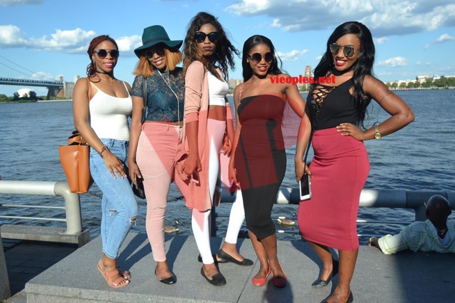 Quand la fille de Aby Ndour, Binou joue la star en compagnie de sa bande.