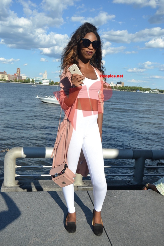 Quand la fille de Aby Ndour, Binou joue la star en compagnie de sa bande.