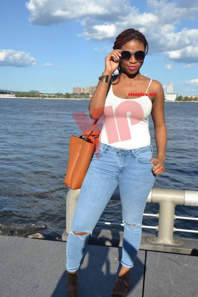 Quand la fille de Aby Ndour, Binou joue la star en compagnie de sa bande.
