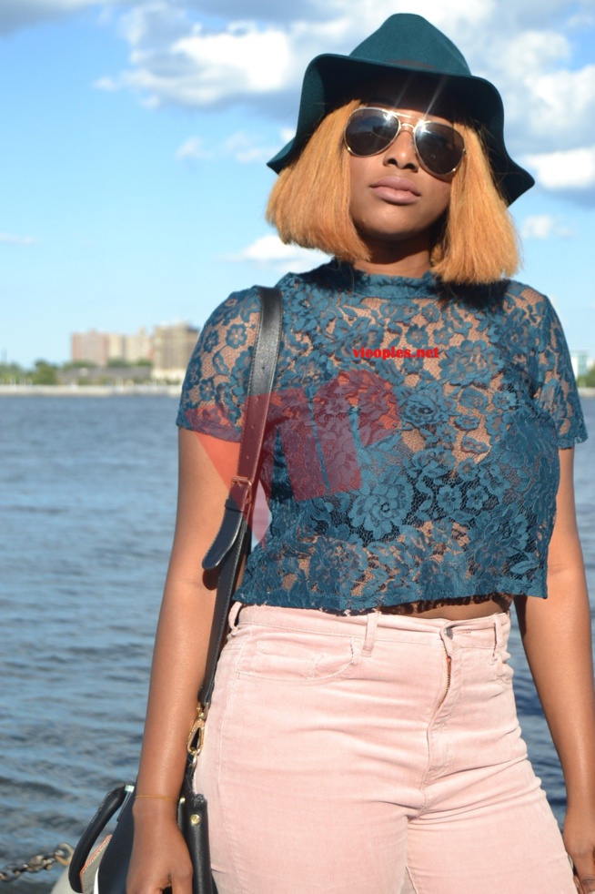 Quand la fille de Aby Ndour, Binou joue la star en compagnie de sa bande.