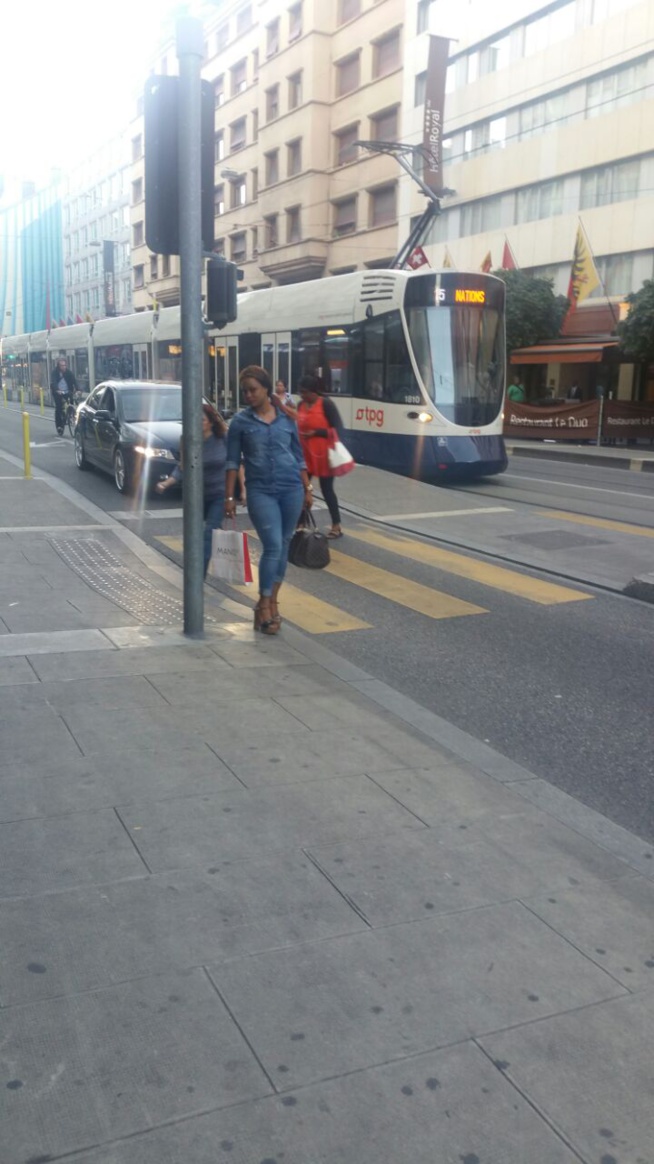 La patronne de NEYMANE COIFFURE de Dakar, Nene Diallo dans les rues de Genève. La patronne de NEYMANE COIFFURE de Dakar, Nene Diallo dans les rues de Genève.